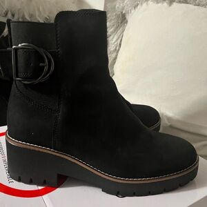 Water resistant boots! Excellent condition. Worn once